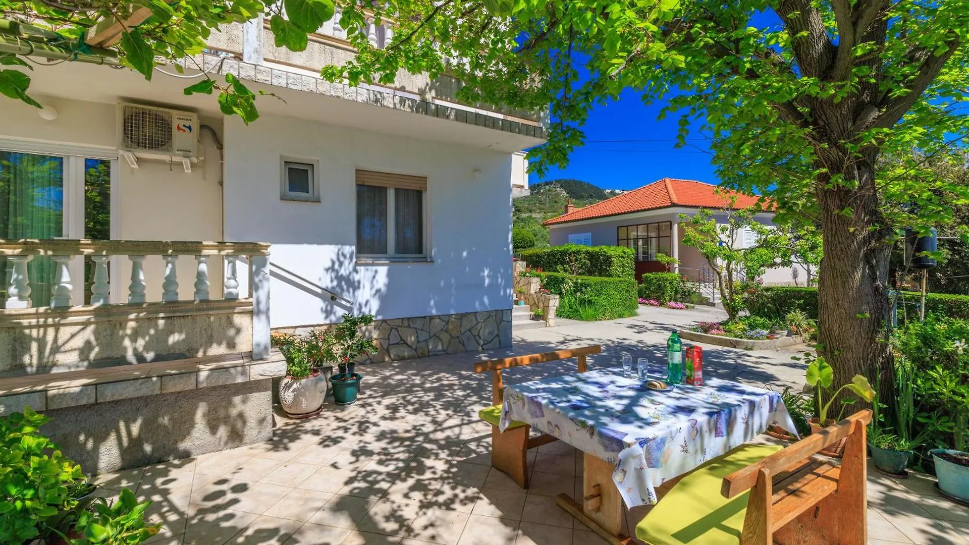 Apartments And Room Petar contacts